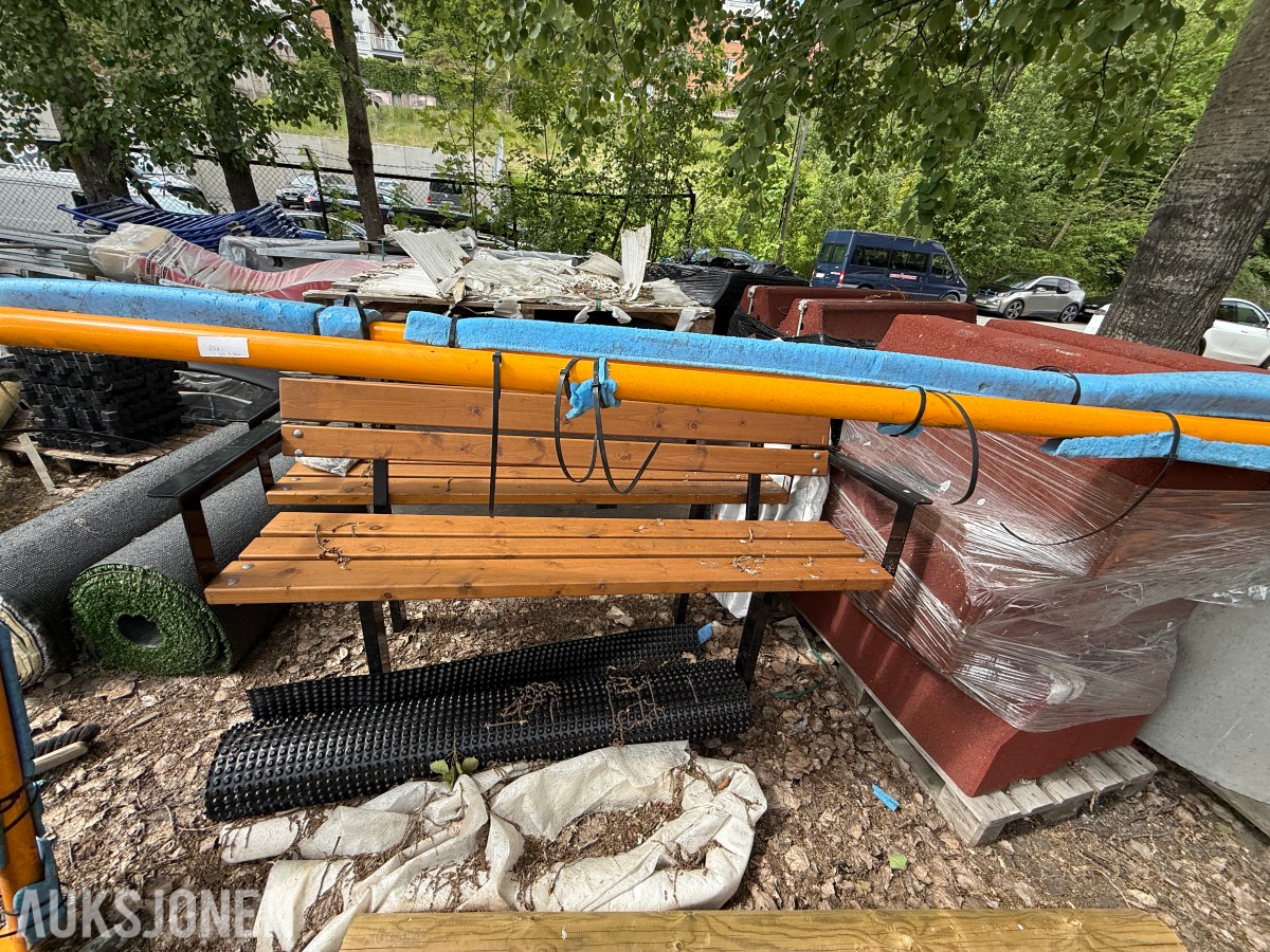 Parkbenk og stolper til uteområde