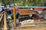 Parkbenk og stolper til uteområde