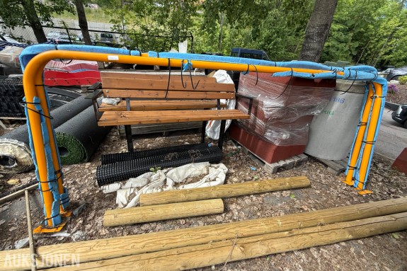 Parkbenk og stolper til uteområde