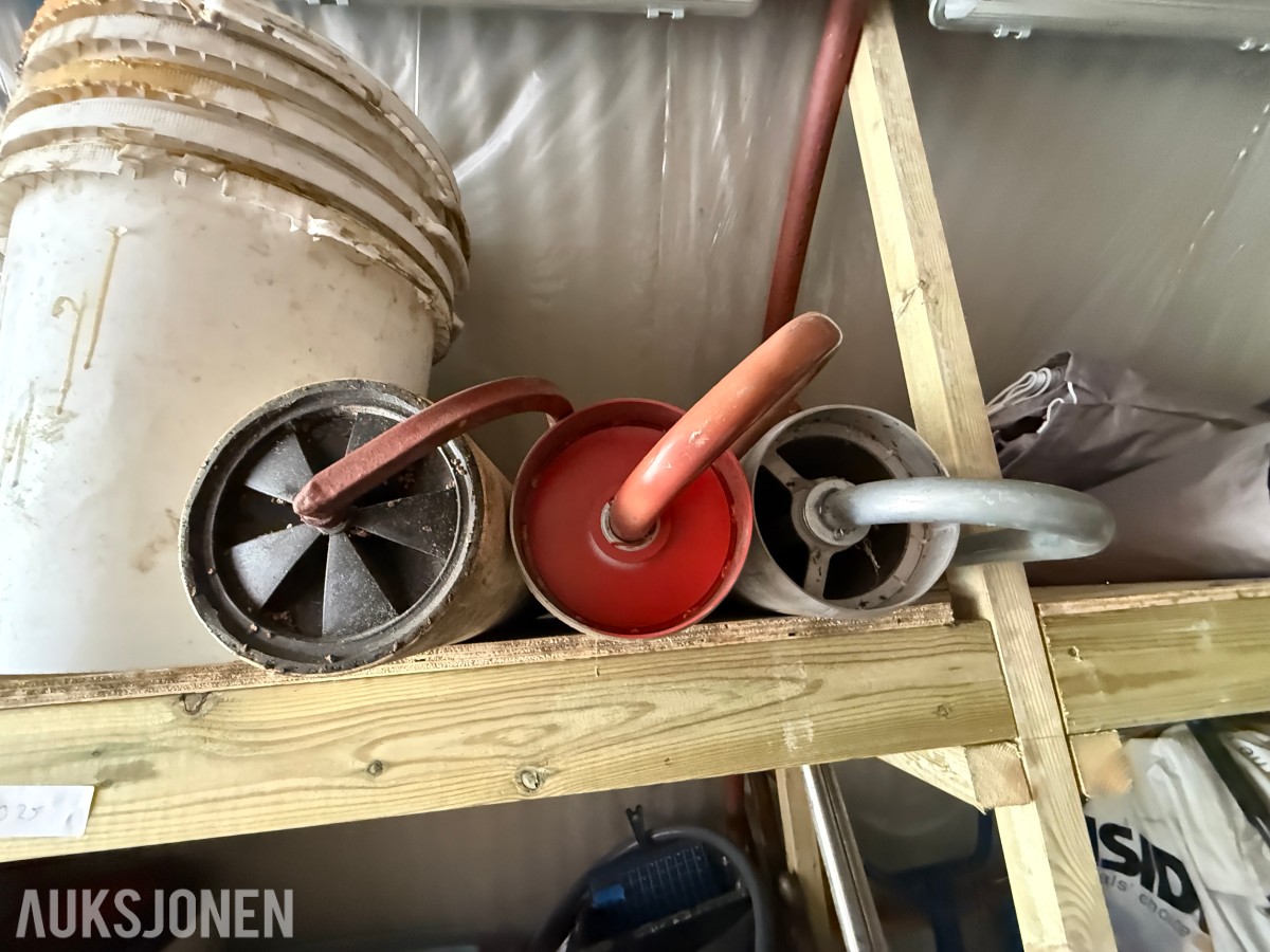 Parti med plastbøtter, avløpsrenser og aluminiumsboks