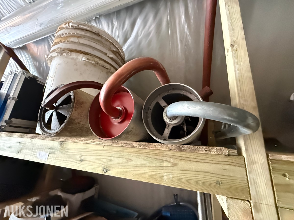 Parti med plastbøtter, avløpsrenser og aluminiumsboks