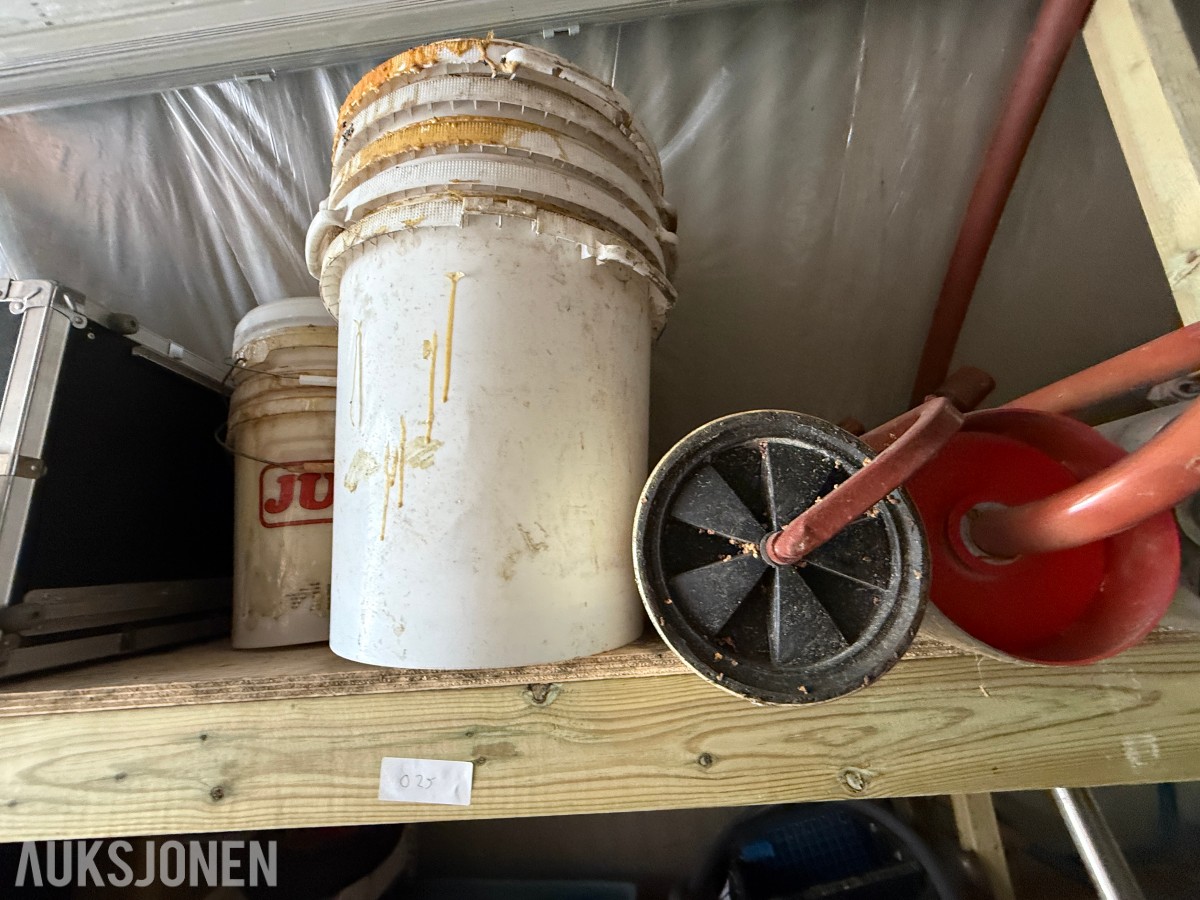 Parti med plastbøtter, avløpsrenser og aluminiumsboks