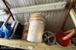Parti med plastbøtter, avløpsrenser og aluminiumsboks