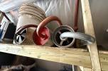 Parti med plastbøtter, avløpsrenser og aluminiumsboks