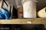 Parti med plastbøtter, avløpsrenser og aluminiumsboks