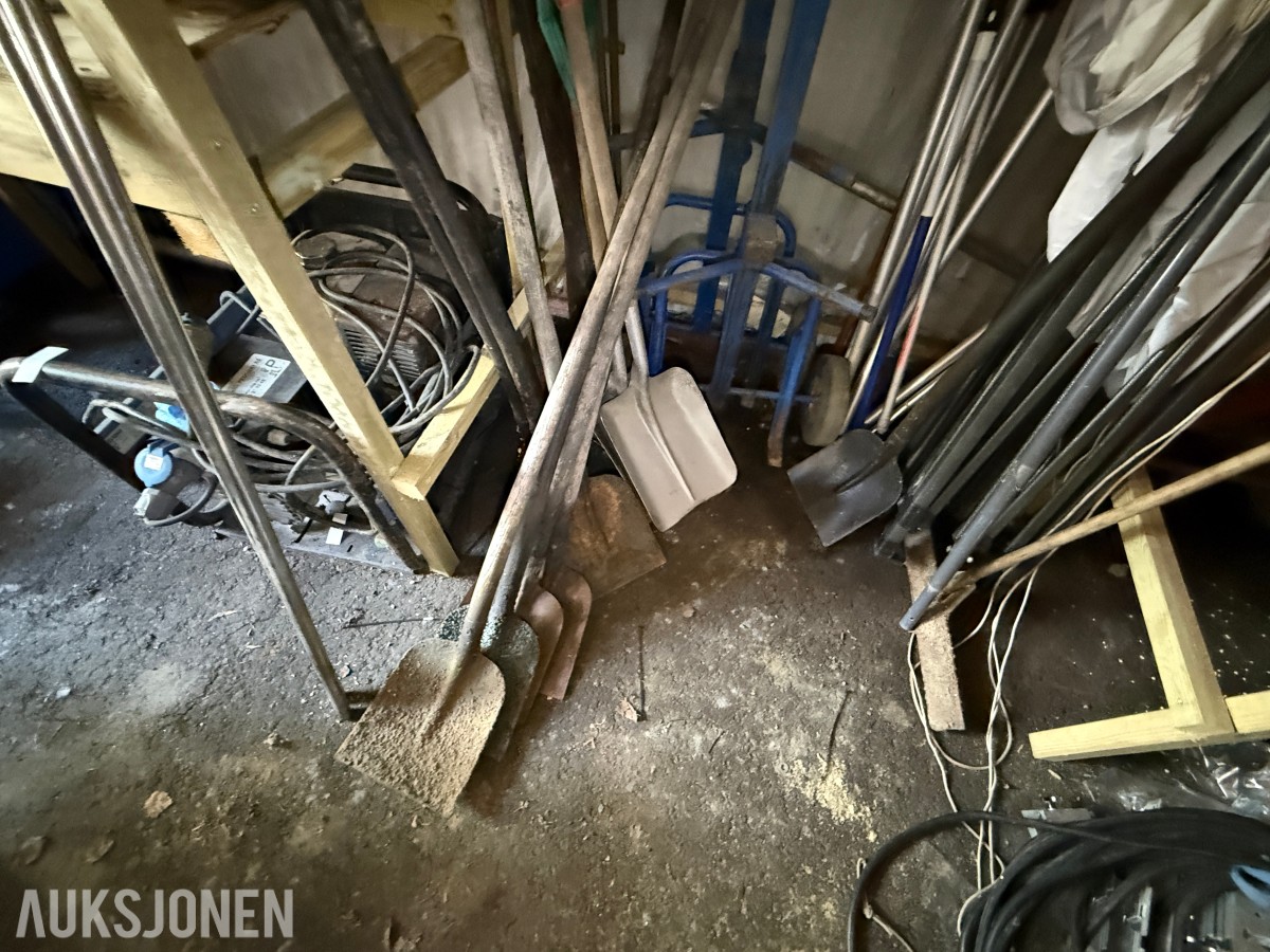 Parti med håndtralle, redskap og diverse lagerutstyr