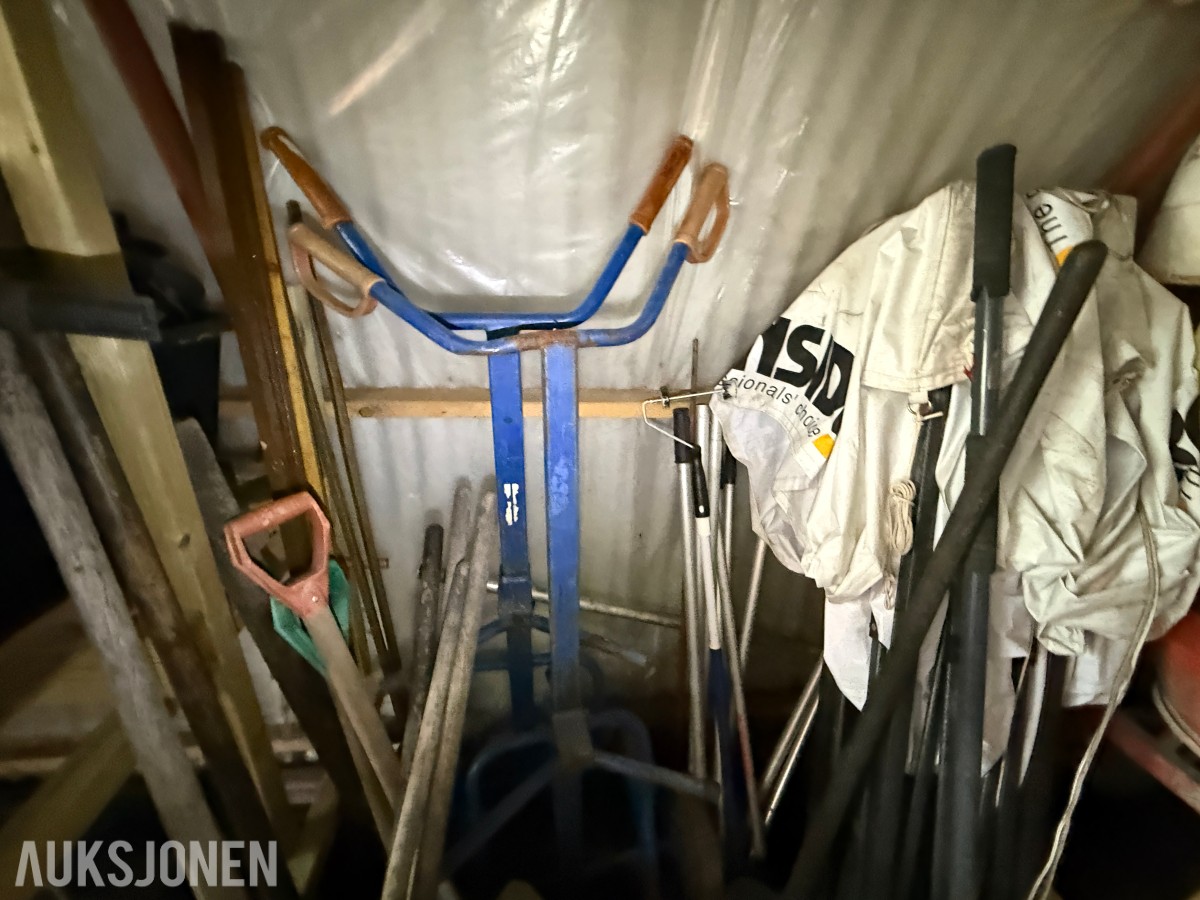 Parti med håndtralle, redskap og diverse lagerutstyr