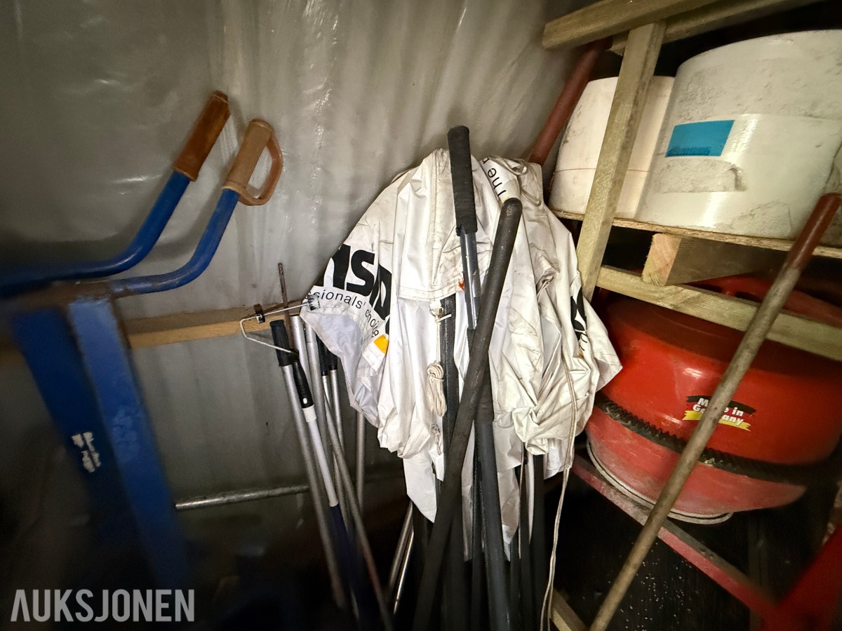 Parti med håndtralle, redskap og diverse lagerutstyr