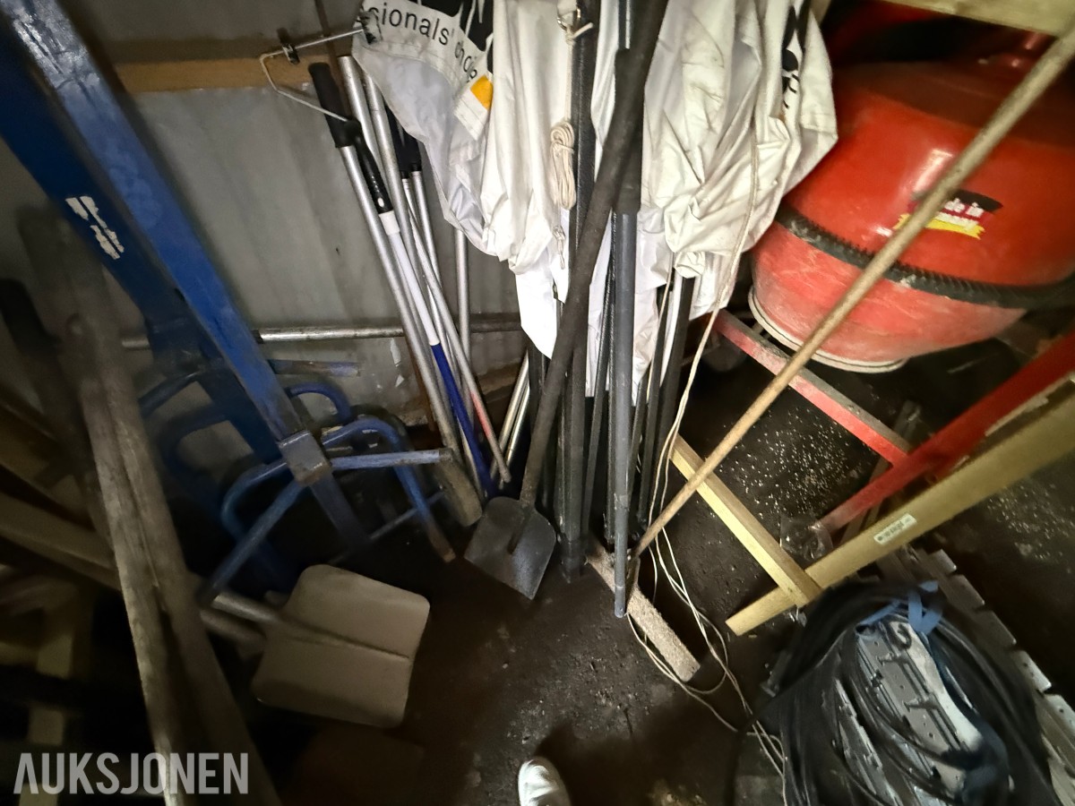 Parti med håndtralle, redskap og diverse lagerutstyr