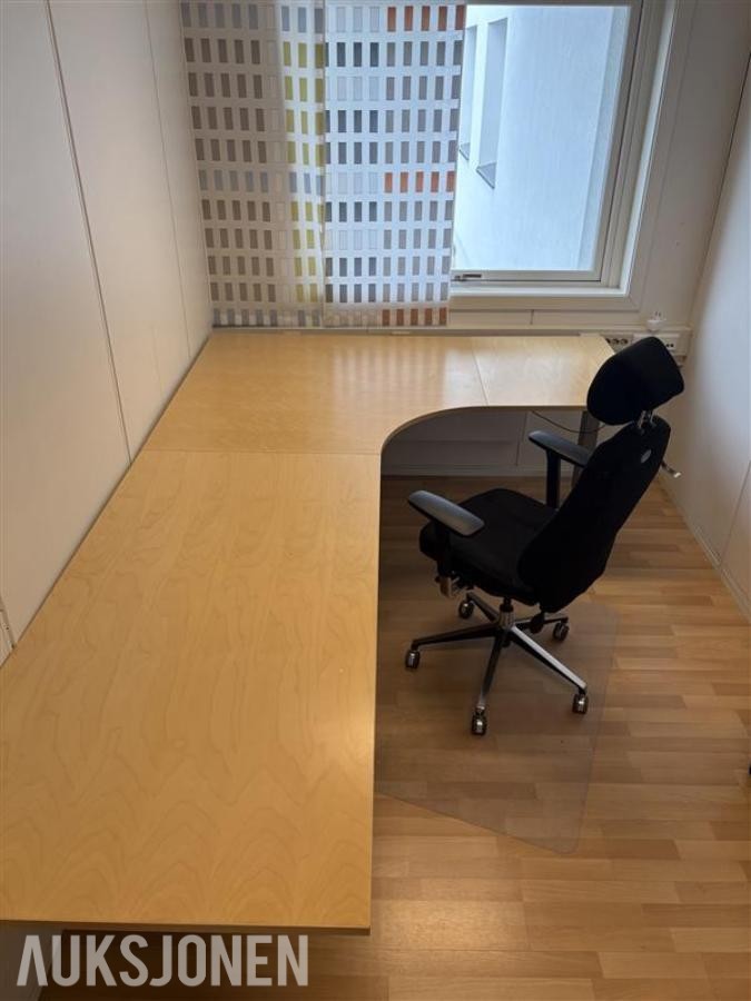 Elektrisk hev/senk hjørneskrivebord med kontorstol