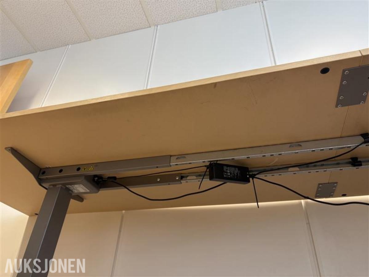 Elektrisk hev/senk hjørneskrivebord med kontorstol