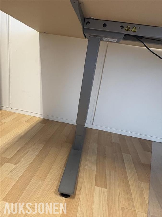Elektrisk hev/senk hjørneskrivebord med kontorstol