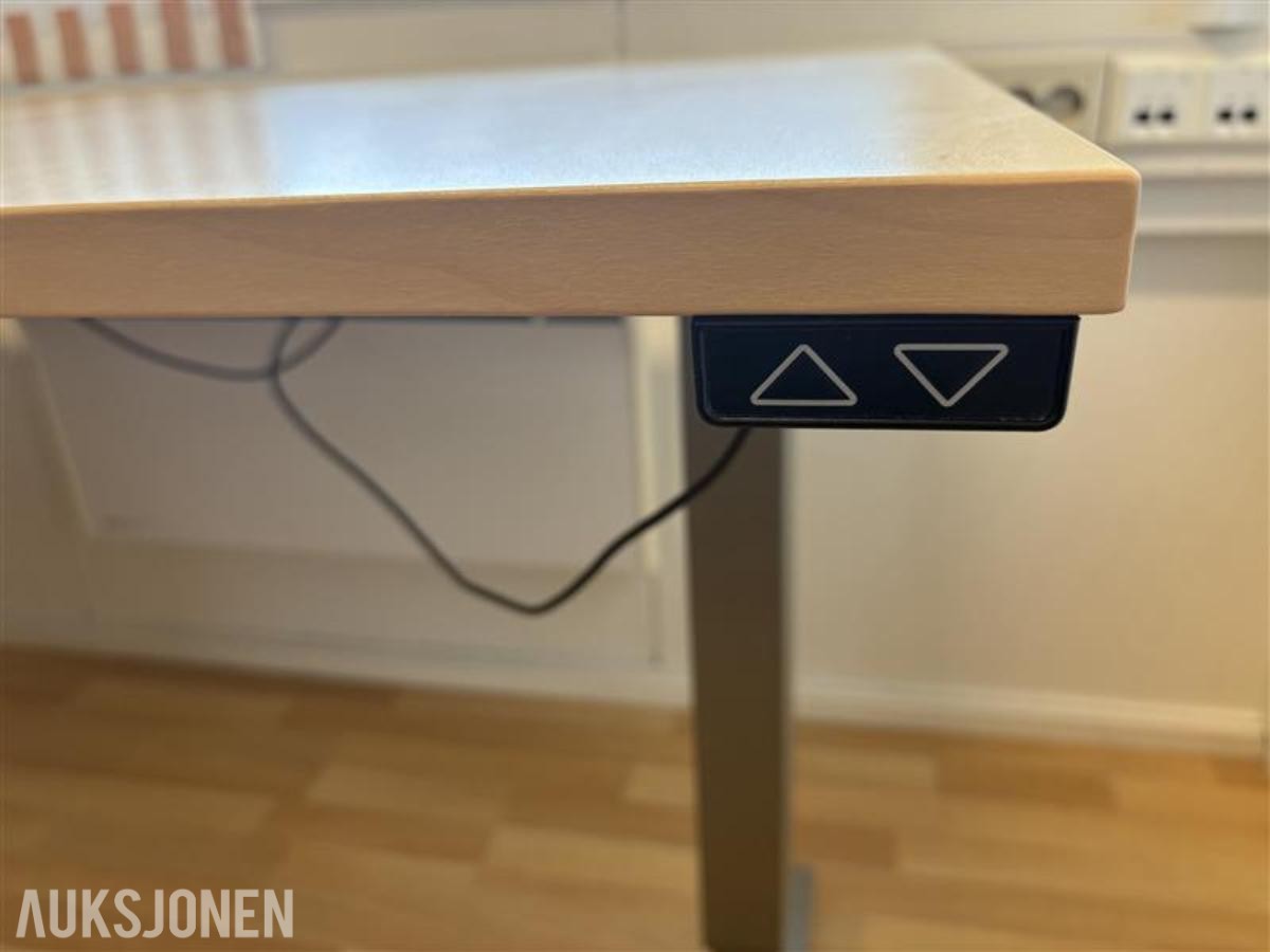 Elektrisk hev/senk hjørneskrivebord med kontorstol