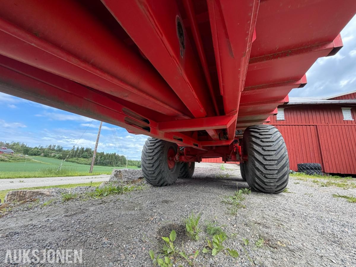 2011 Valtra T202 Versu med Bigab 15-19 krokhenger,Dumperkasse,ekstra hjulsett