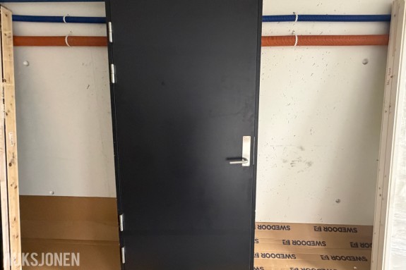 SORT INNERDØR MED KARM OG DØRVRIDER – CA. 100 X 210 CM