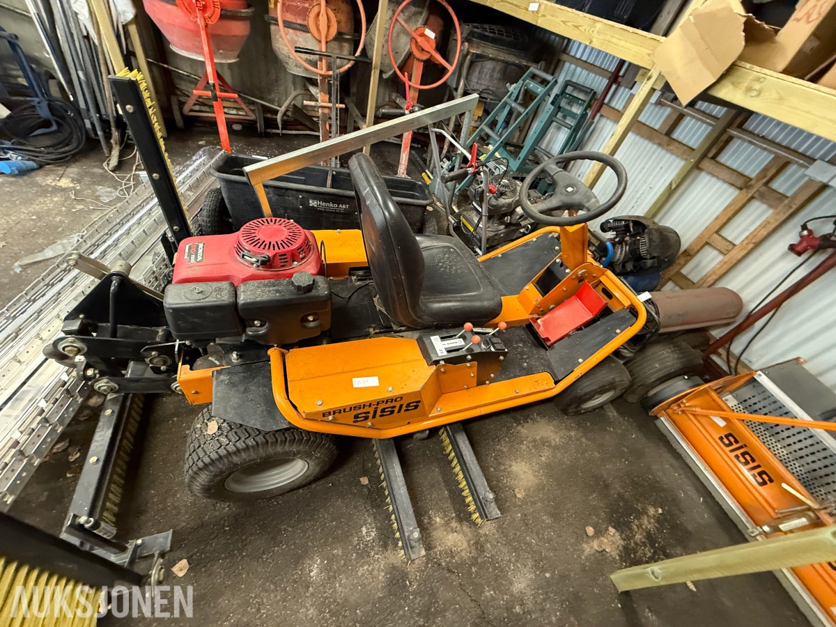 SISIS S.S.1000 kunstgressbørste med SISIS trekkmaskin