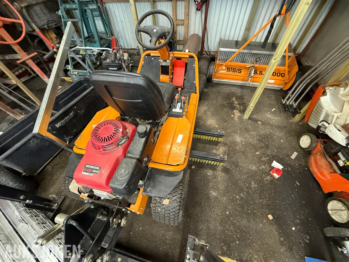 SISIS S.S.1000 kunstgressbørste med SISIS trekkmaskin