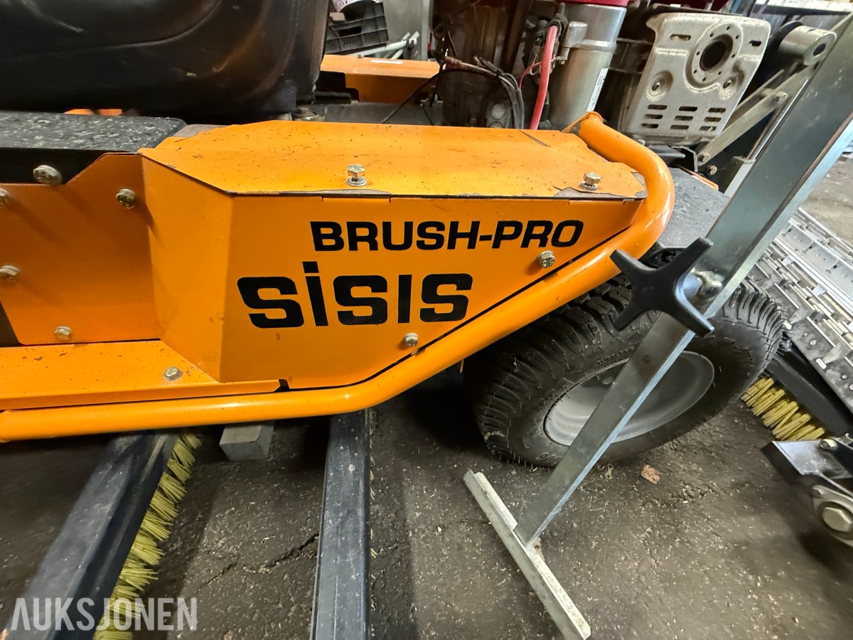 SISIS S.S.1000 kunstgressbørste med SISIS trekkmaskin
