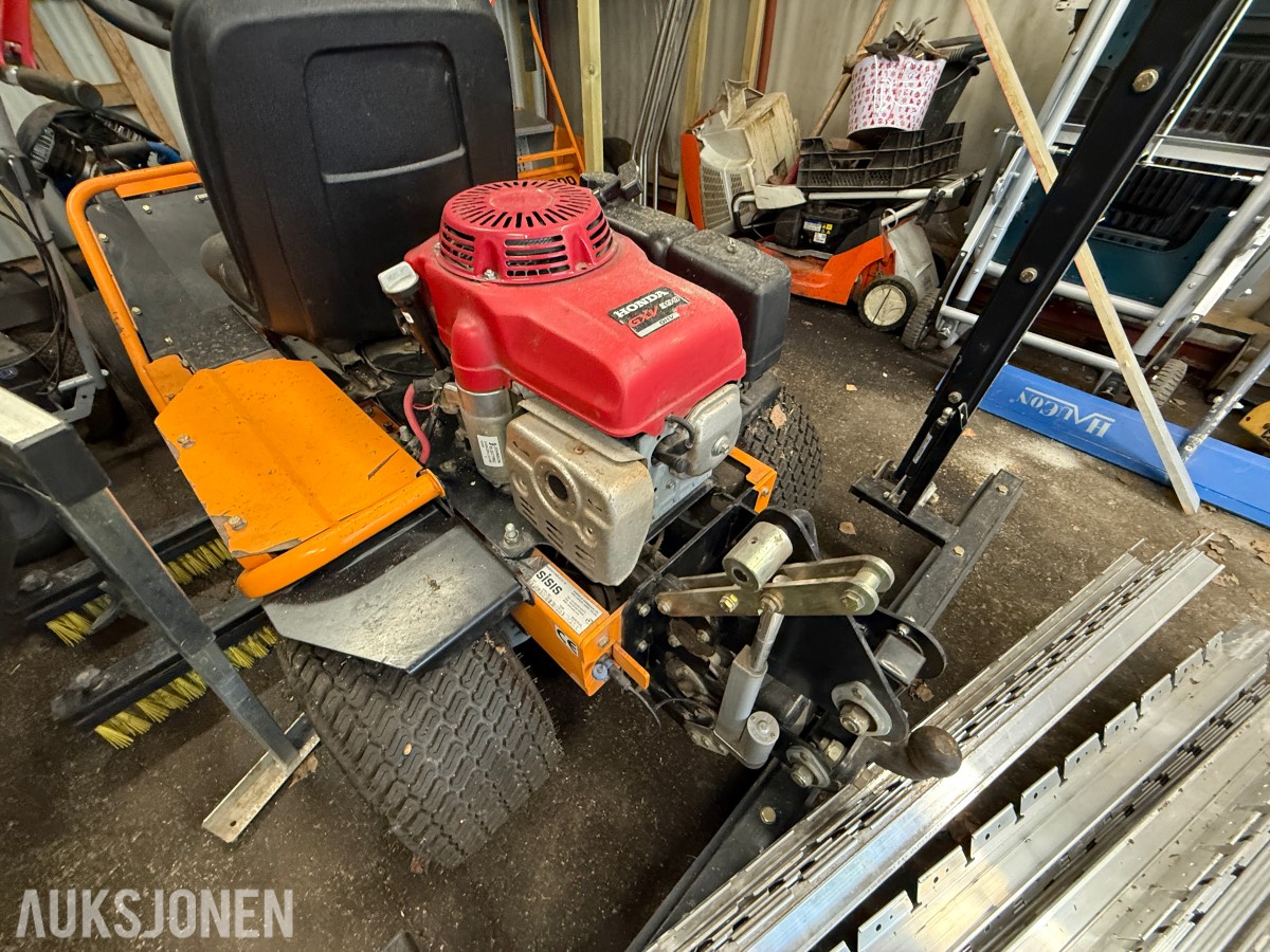 SISIS S.S.1000 kunstgressbørste med SISIS trekkmaskin