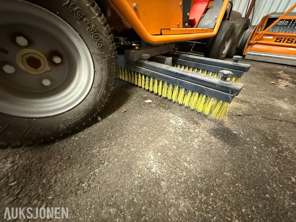 SISIS S.S.1000 kunstgressbørste med SISIS trekkmaskin
