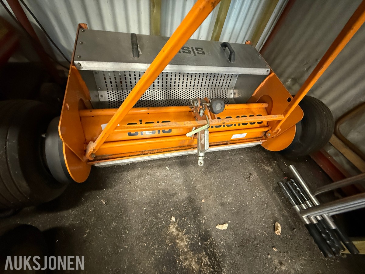 SISIS S.S.1000 kunstgressbørste med SISIS trekkmaskin