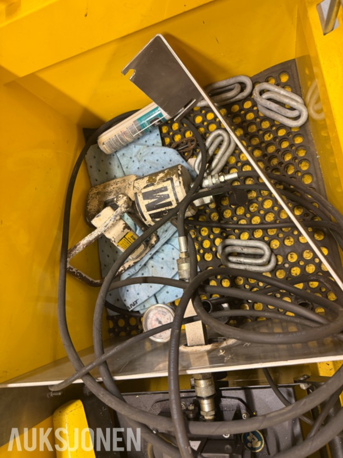 Enerpac Hydraulikkaggregat i skap med pumpe, slanger og tilbehør