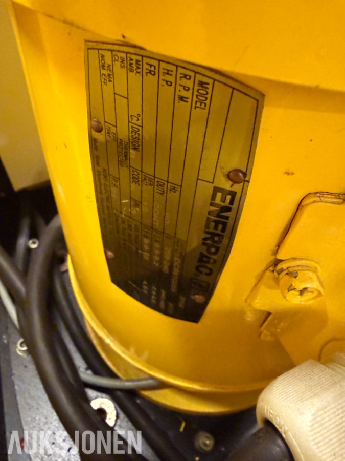 Enerpac Hydraulikkaggregat i skap med pumpe, slanger og tilbehør
