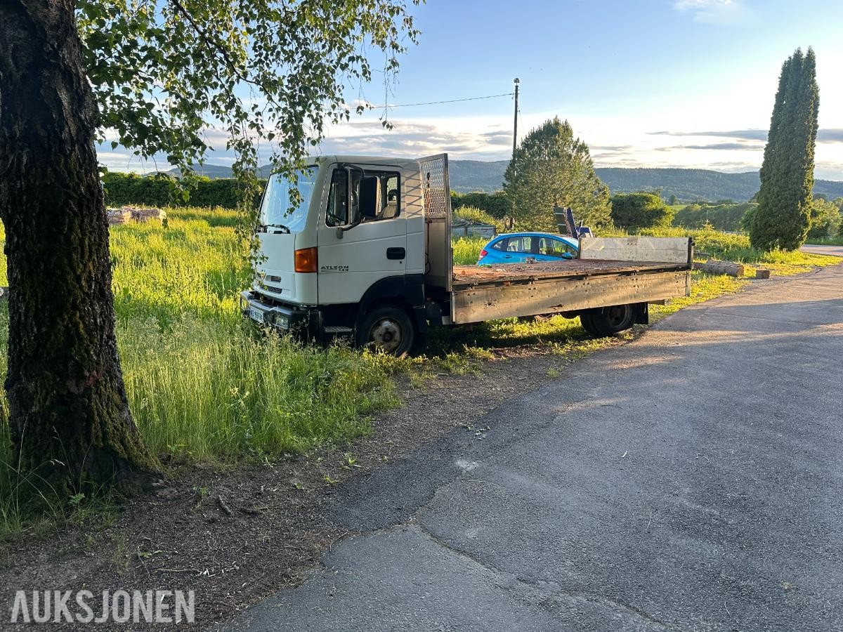 2002 Nissan Atleon Tippbil med 3-veisfunksjon