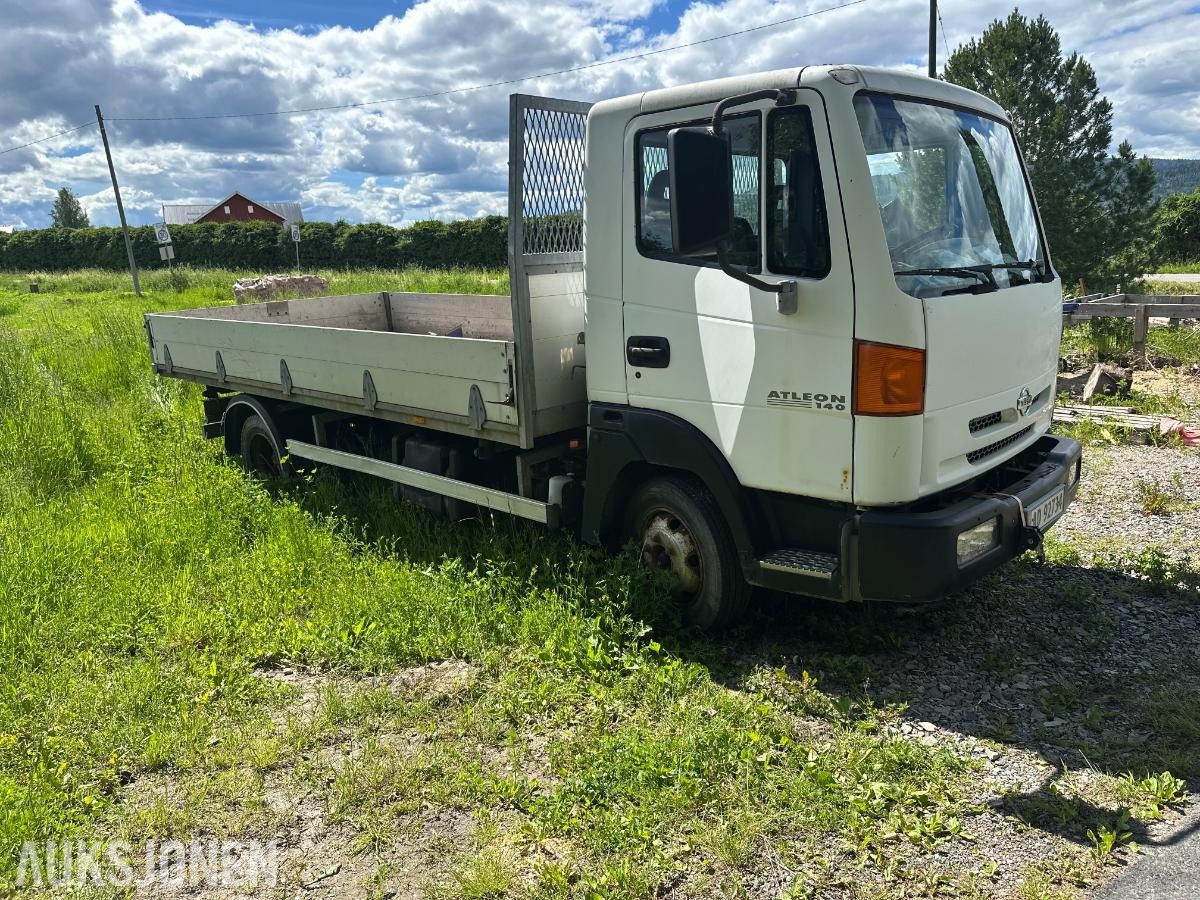 2002 Nissan Atleon Tippbil med 3-veisfunksjon