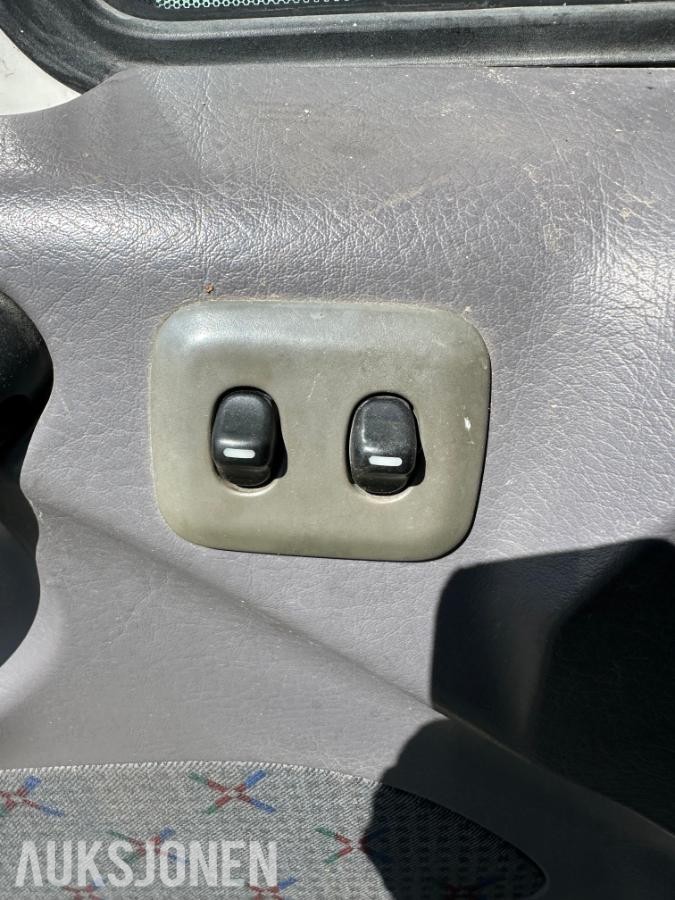 2002 Nissan Atleon Tippbil med 3-veisfunksjon