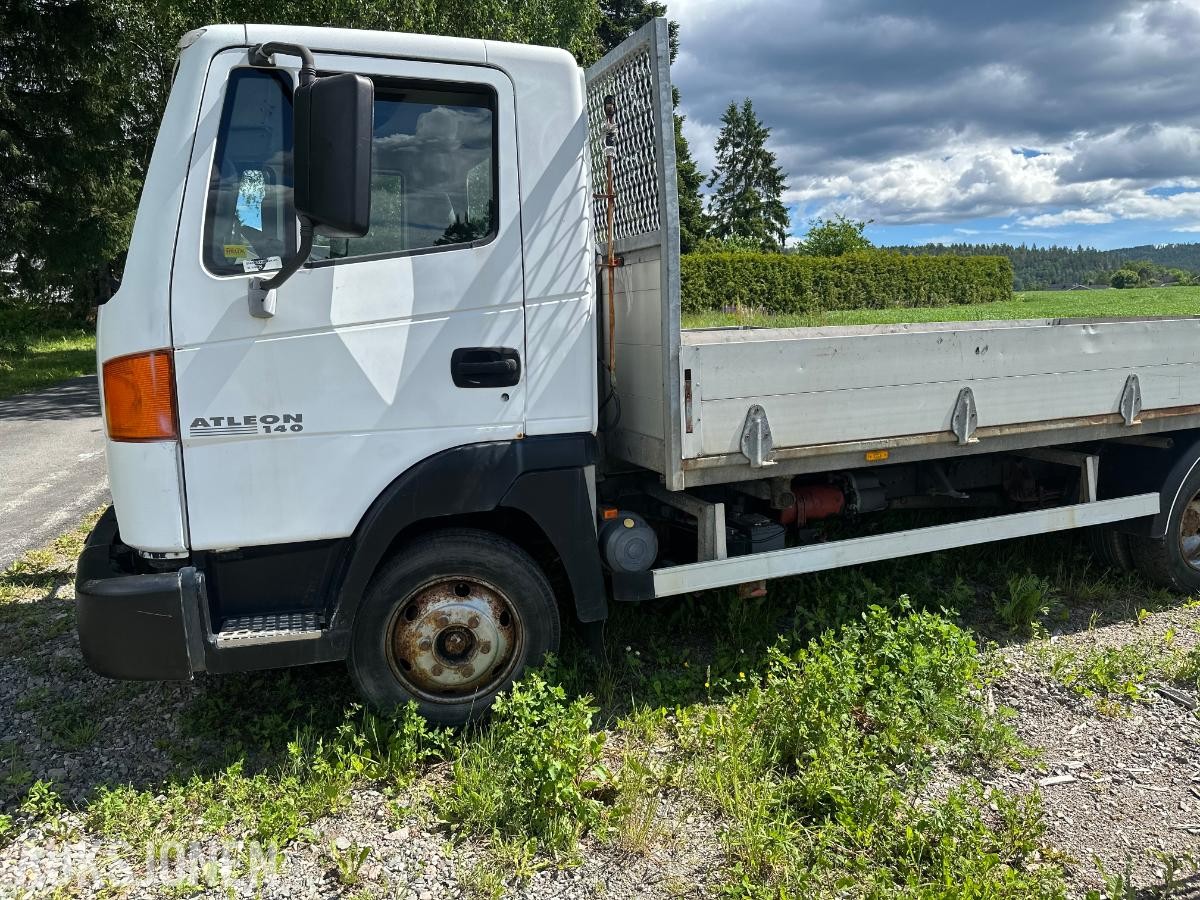 2002 Nissan Atleon Tippbil med 3-veisfunksjon