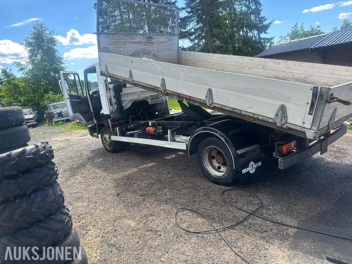 2002 Nissan Atleon Tippbil med 3-veisfunksjon