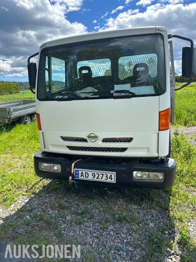 2002 Nissan Atleon Tippbil med 3-veisfunksjon