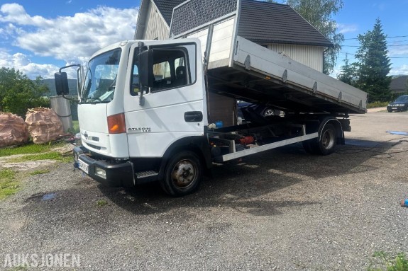 2002 Nissan Atleon Tippbil med 3-veisfunksjon