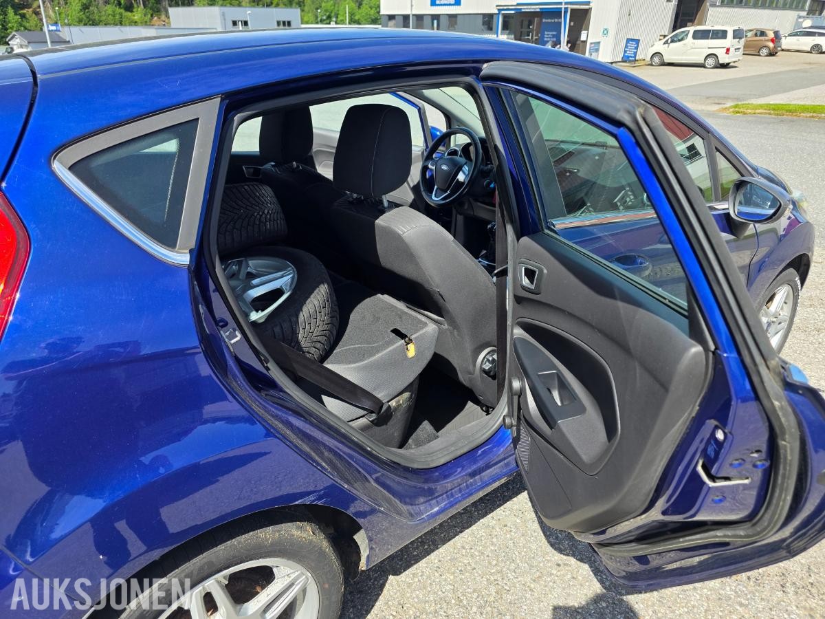 2014 FORD FIESTA 1.0 80HK – DAB – PARKERINGSSENSORER – SETEVARME – SOMMER OG VINTERHJUL