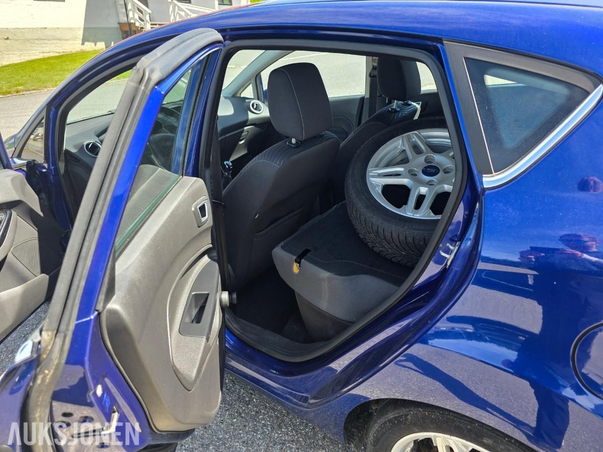 2014 FORD FIESTA 1.0 80HK – DAB – PARKERINGSSENSORER – SETEVARME – SOMMER OG VINTERHJUL