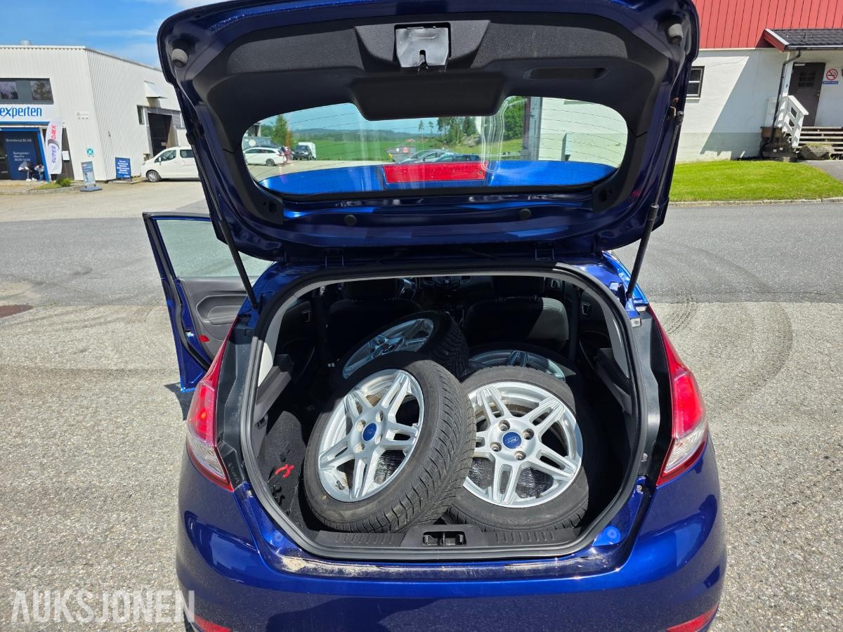 2014 FORD FIESTA 1.0 80HK – DAB – PARKERINGSSENSORER – SETEVARME – SOMMER OG VINTERHJUL
