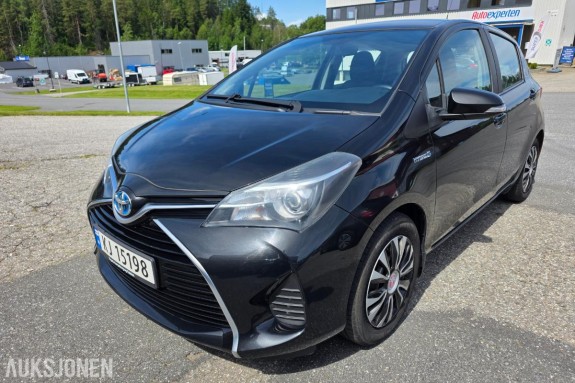2015 TOYOTA YARIS HYBRID AUTOMAT – EU-GODKJENT TIL 2028 – RYGGEKAMERA – SOMMER OG VINTERHJUL