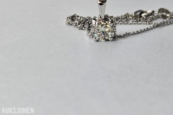 0.50CT ENSTENS DIAMANTANHENG I 14K GULL. HELT NATURLIG DIAMANT! TAKSTBREV OG SERTIFIKAT!