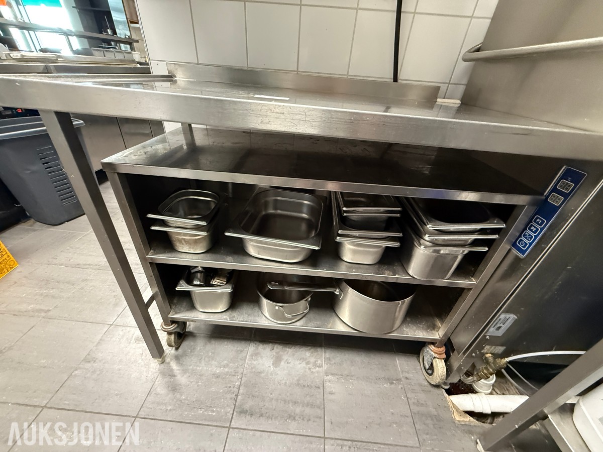 Arbeidsbenk i rustfritt stål med underhylle – inkl. GN-bakker og oppvaskkurver