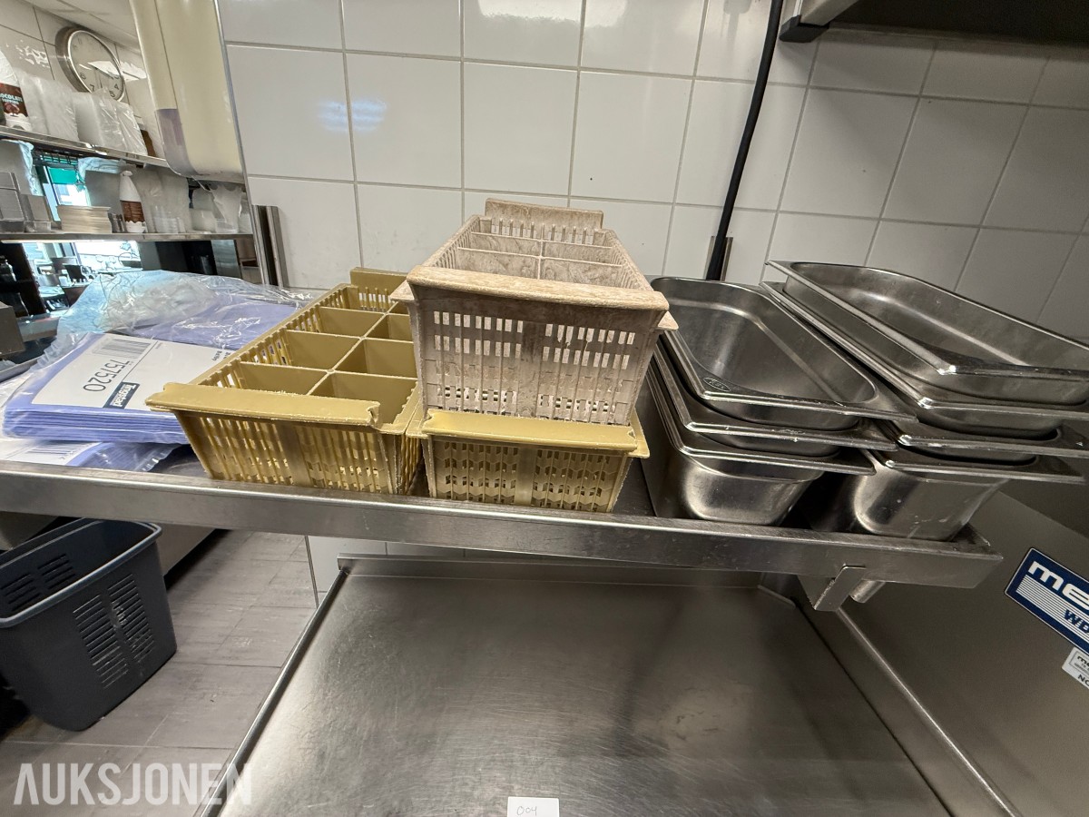 Arbeidsbenk i rustfritt stål med underhylle – inkl. GN-bakker og oppvaskkurver