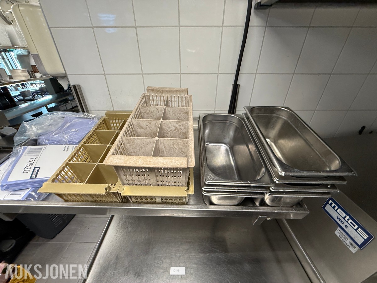 Arbeidsbenk i rustfritt stål med underhylle – inkl. GN-bakker og oppvaskkurver