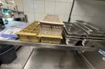 Arbeidsbenk i rustfritt stål med underhylle – inkl. GN-bakker og oppvaskkurver