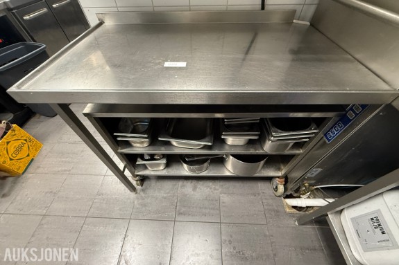 Arbeidsbenk i rustfritt stål med underhylle – inkl. GN-bakker og oppvaskkurver