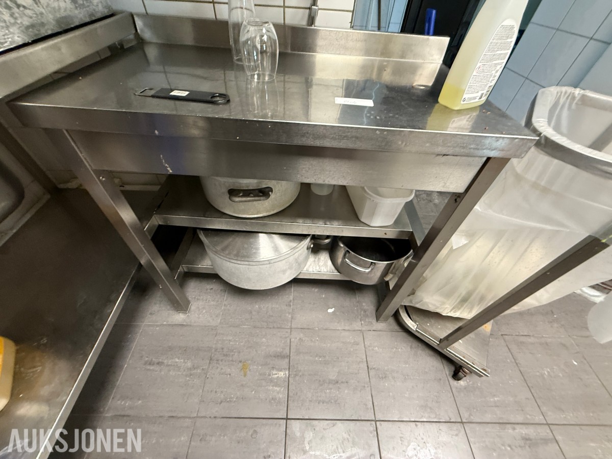 Arbeidsbenk i rustfritt stål med kokekar og kjøkkenutstyr