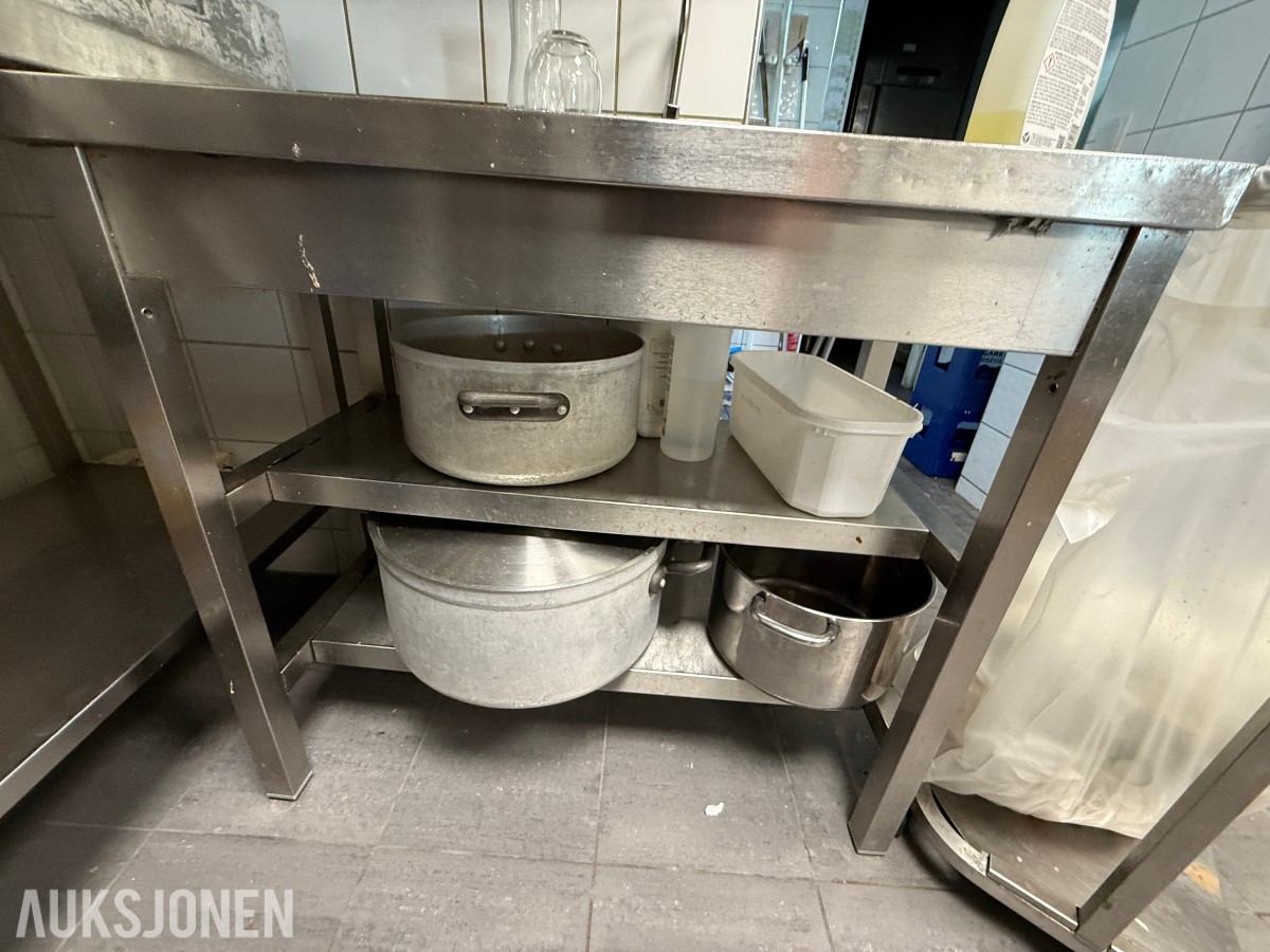 Arbeidsbenk i rustfritt stål med kokekar og kjøkkenutstyr