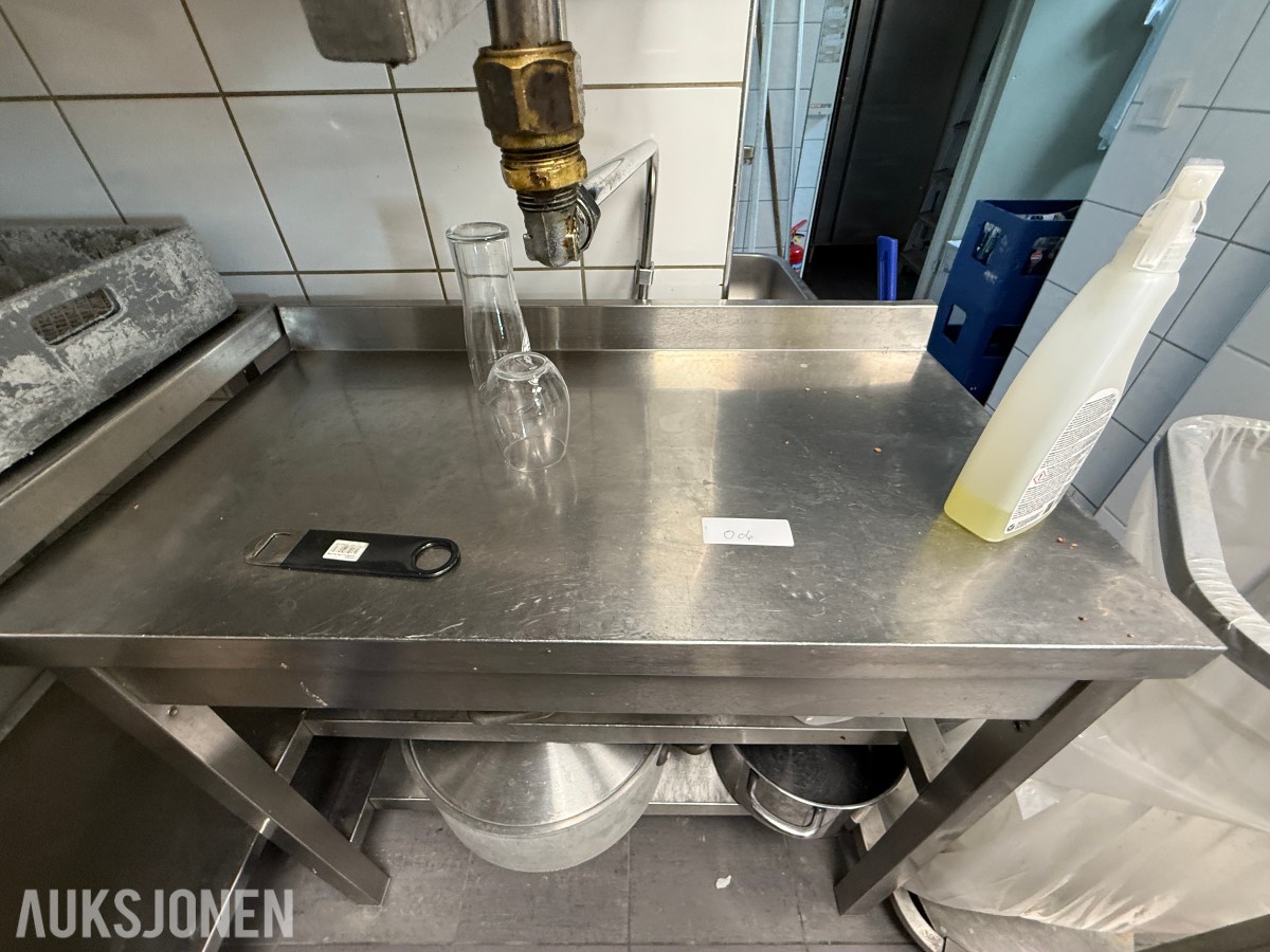 Arbeidsbenk i rustfritt stål med kokekar og kjøkkenutstyr