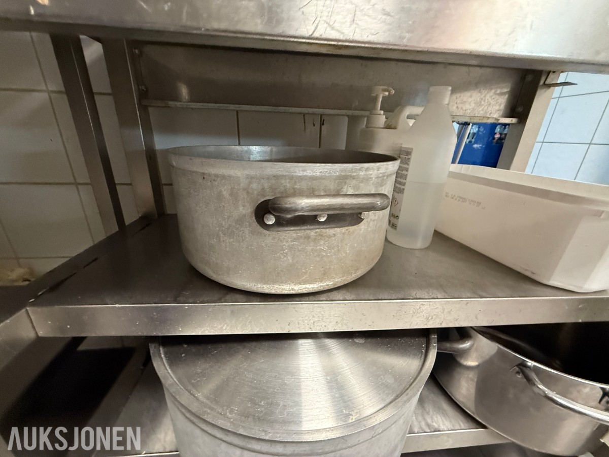 Arbeidsbenk i rustfritt stål med kokekar og kjøkkenutstyr