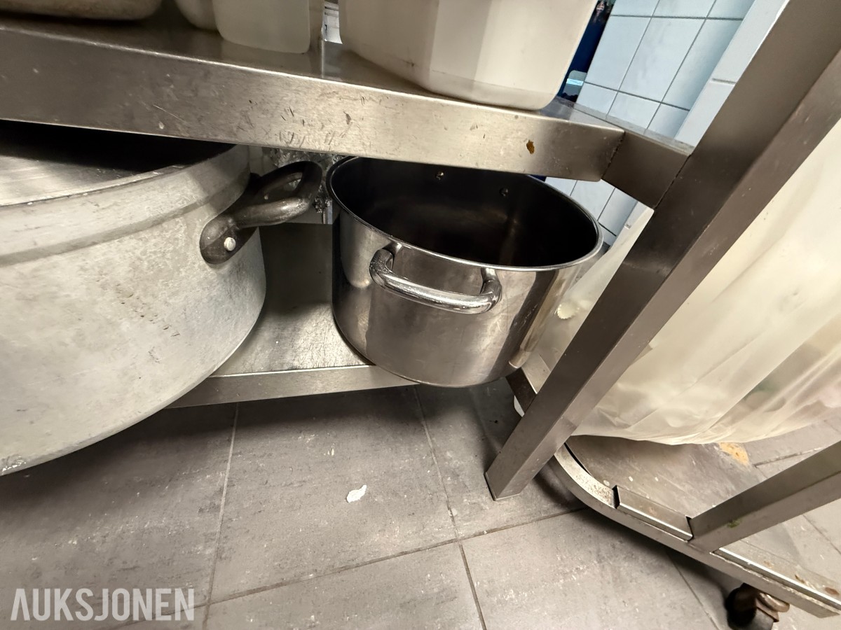 Arbeidsbenk i rustfritt stål med kokekar og kjøkkenutstyr