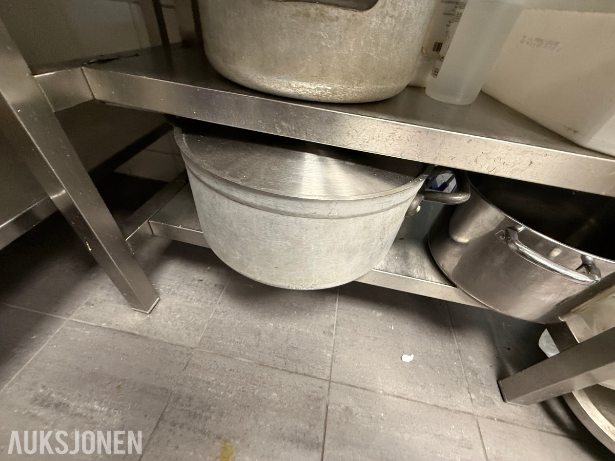 Arbeidsbenk i rustfritt stål med kokekar og kjøkkenutstyr